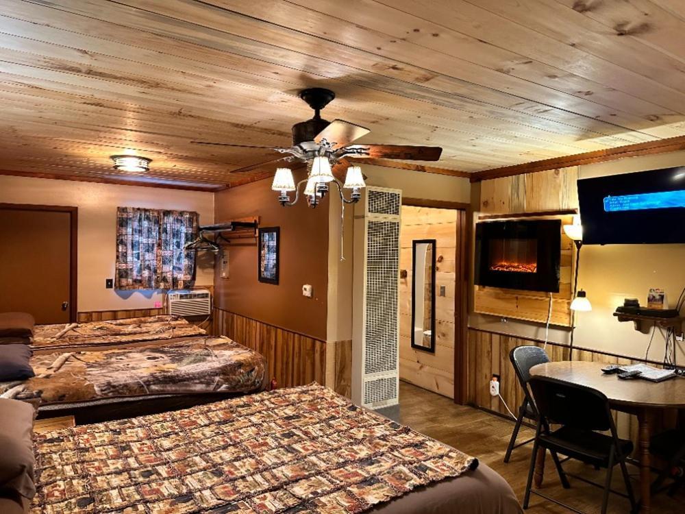 Best Bear Lodge & Campground Irons Екстер'єр фото