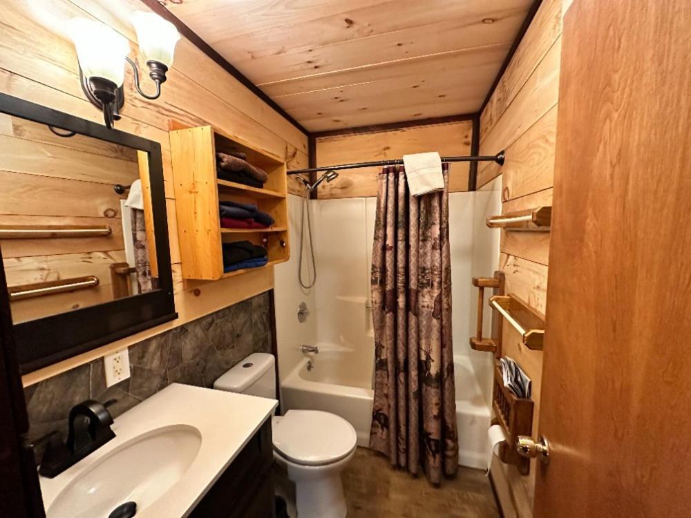 Best Bear Lodge & Campground Irons Екстер'єр фото