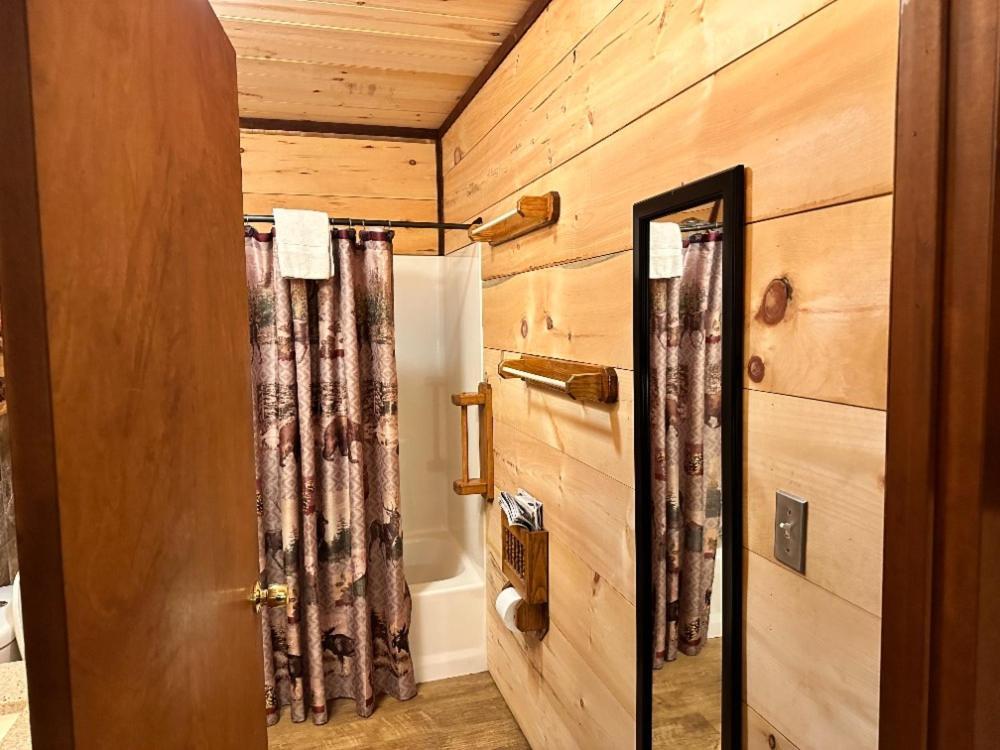 Best Bear Lodge & Campground Irons Екстер'єр фото